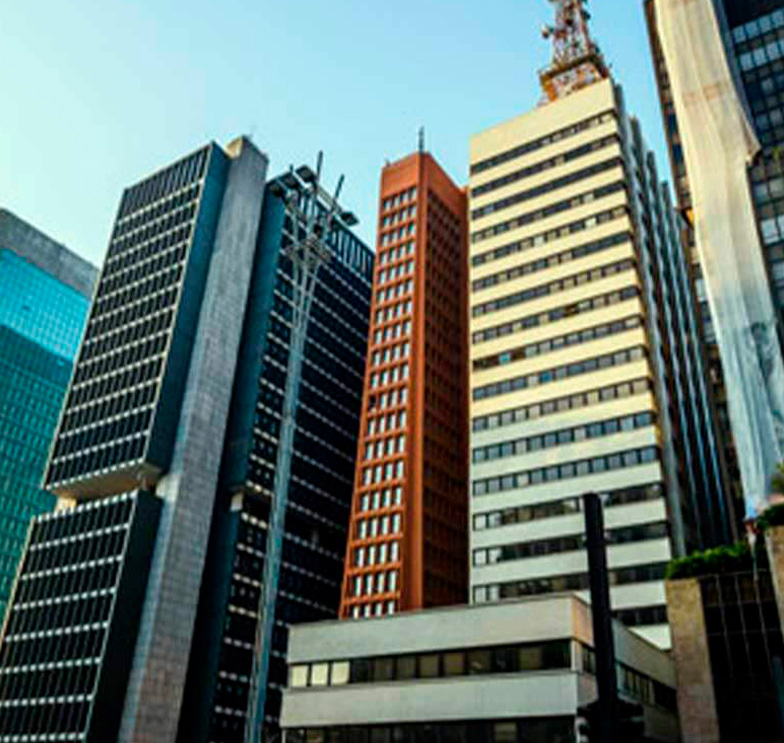 Foto de prédios comerciais em um grande centro urbano, ilustrando o cenário para a aplicação dos métodos de avaliação de imóveis.