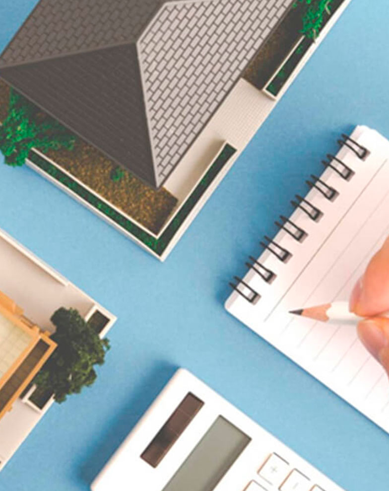 mao-de-perito-escrevendo-laudo-de-vistoria-cautelar-de-vizinhanca-ao-lado-de-modelos-de-casas-e-calculadora.