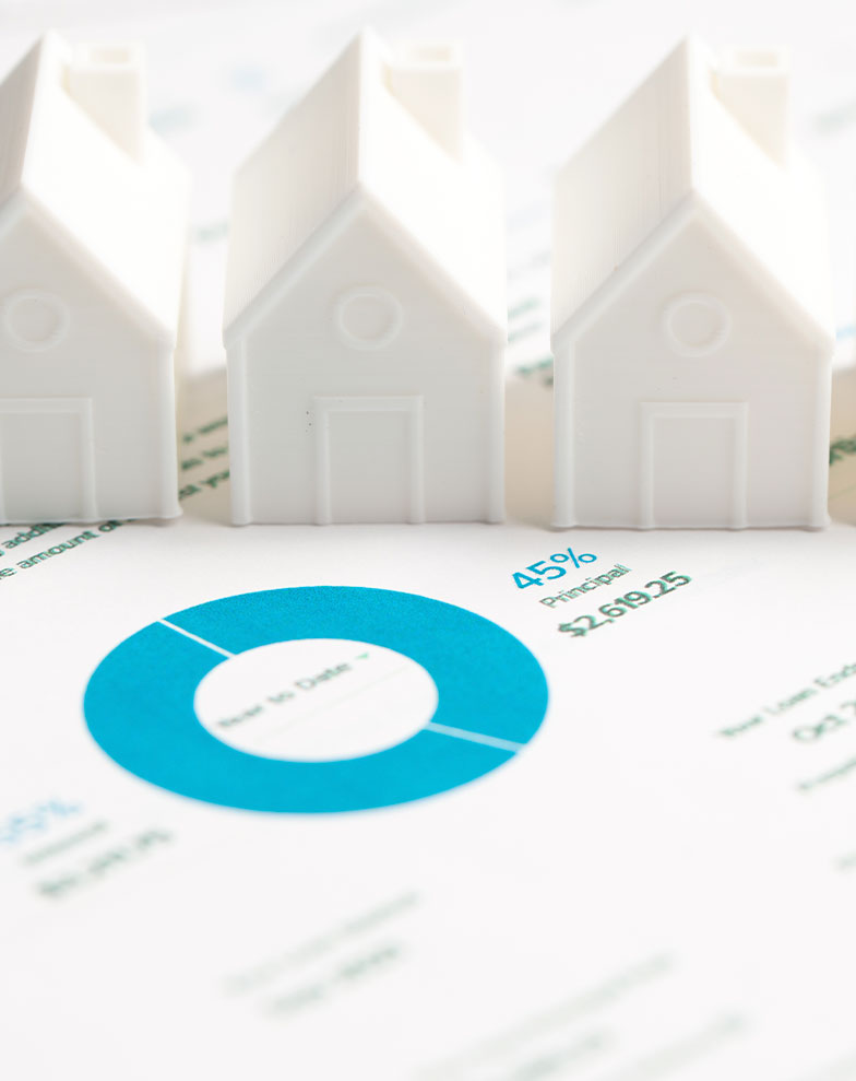 modelos-de-casas-sobre-um-relatorio-com-graficos-representando-a-analise-de-inteligencia-de-mercado-imobiliario